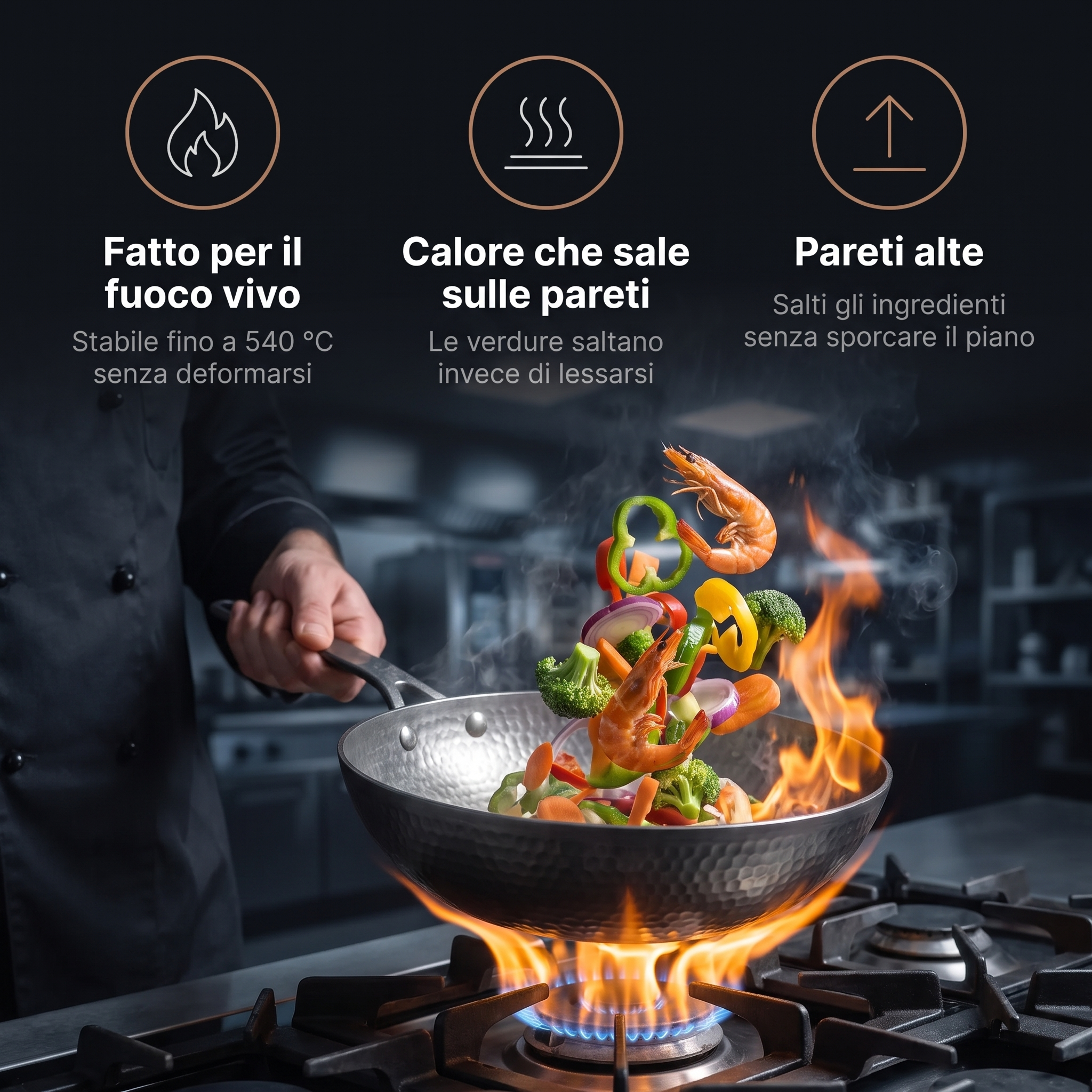 Verdure e gamberi saltati nel wok in titanio sul fuoco vivo